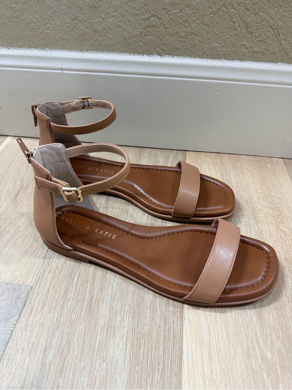 Kelly & Katie Nymie sandal 8.5